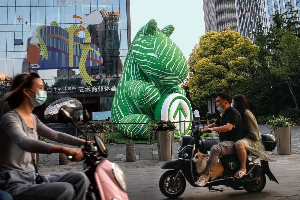 2022年5月16日，武汉。一家购物中心的门口摆放着一个“绿马”模型。| 图源王翮<br>