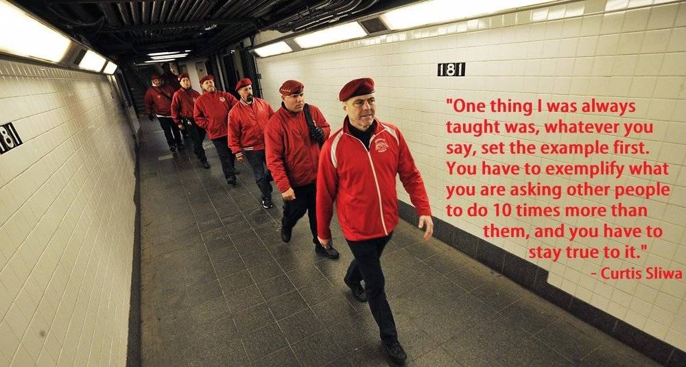 市民自发组织“守护天使”，在地铁内巡逻，阻止涂鸦