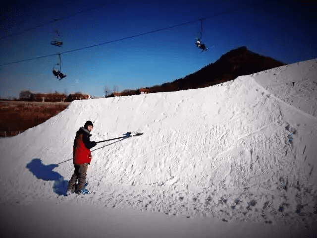 2013 年，贾辛在北京南山滑雪场麦罗公园