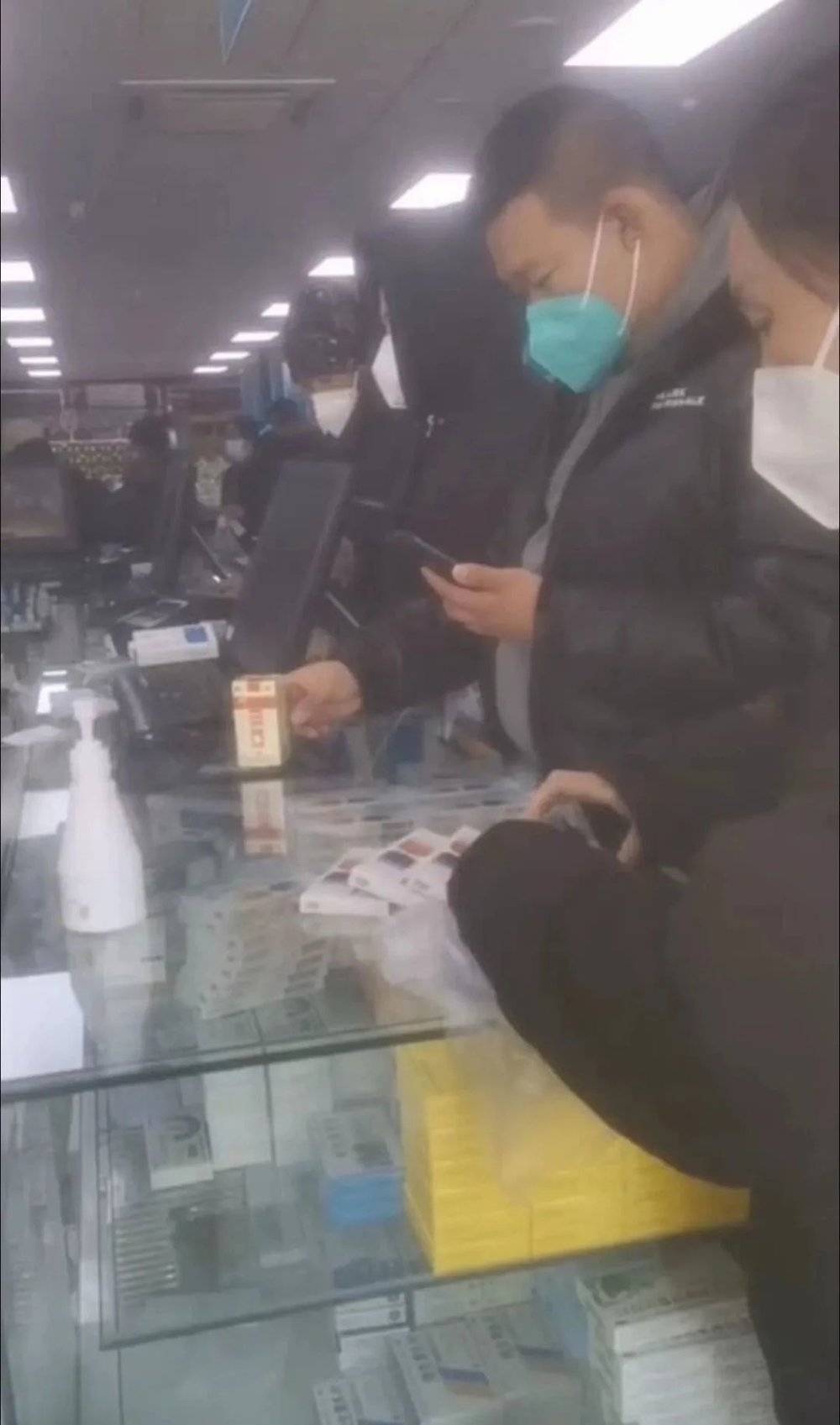 12月22日，吉林省辽源市居民正在买退烧药。照片由受访者提供