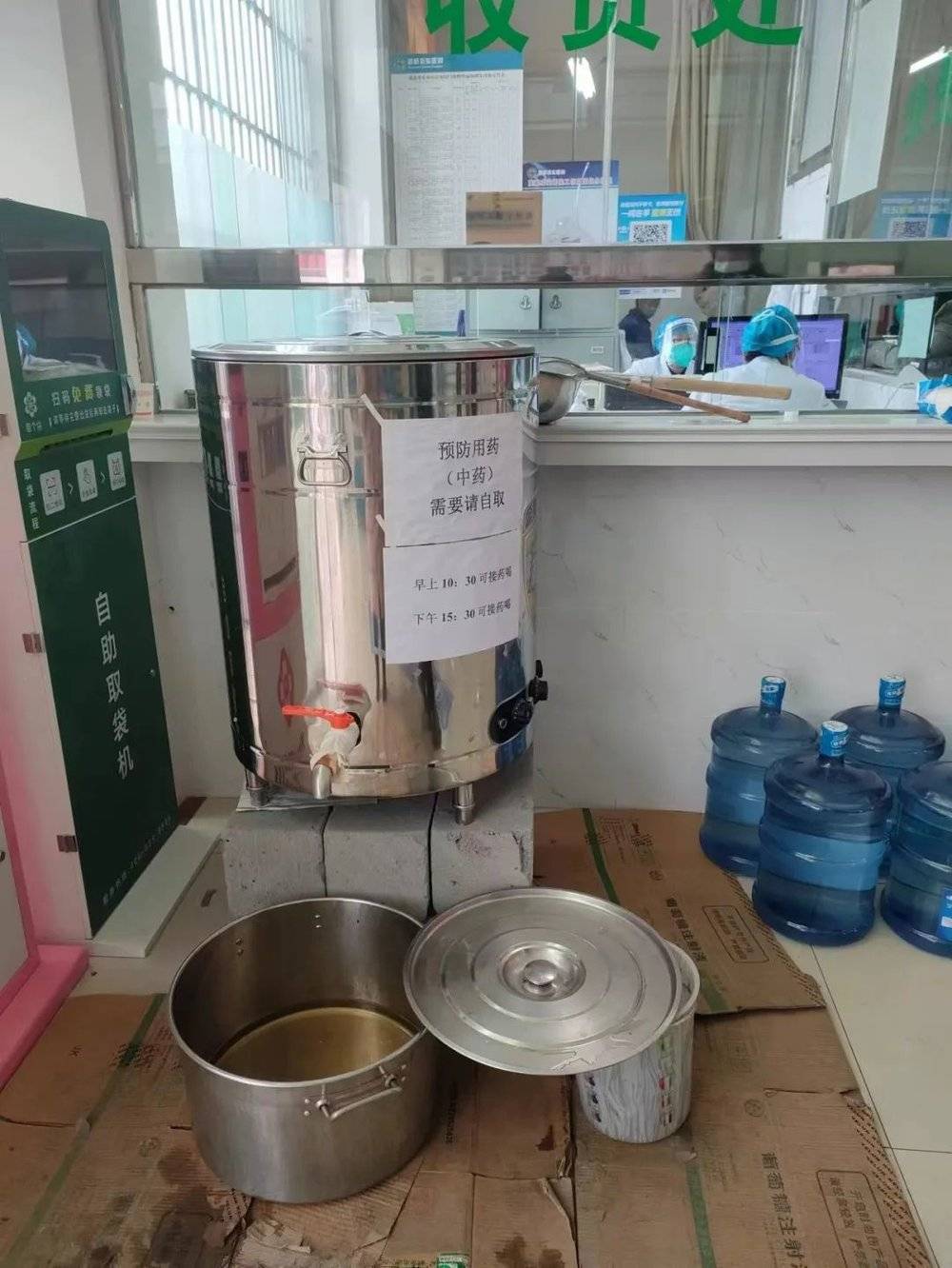 云南省宣威市求实医院为患者免费提供的预防新冠的中药。照片由受访者提供
