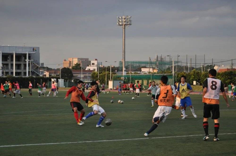 ▲参与日常足球训练的日本学生。（摄影 赵宇）<br>