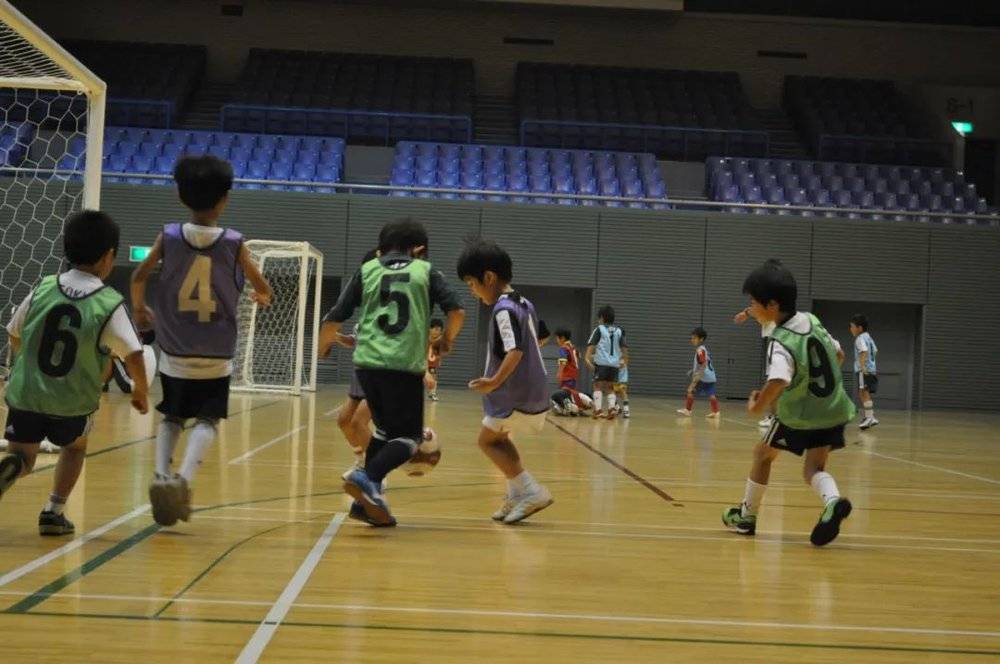 ▲日本接受足球培训的小孩子。（摄影 赵宇）<br>
