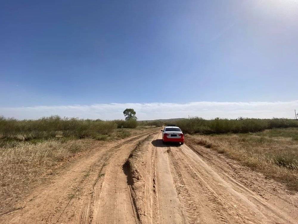 图 | 出租车停在野路上，等待接应<br>