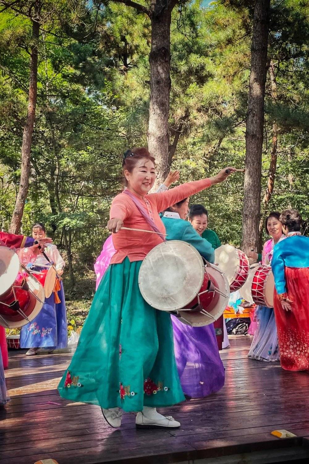 朝鲜族阿妈妮们在跳舞。摄影/逻辑羊社长