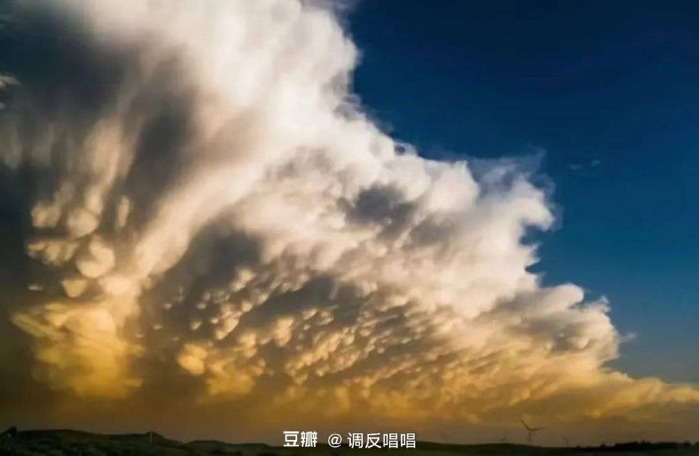 2021年在河北省沽源县，刘屹靖见到的火烧乳状云。<br>