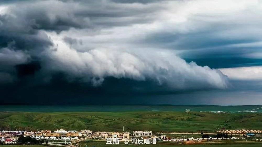 刘屹靖拍到的第一个超级单体雷暴，宽广的弧状积雨云像万马奔腾。<br>