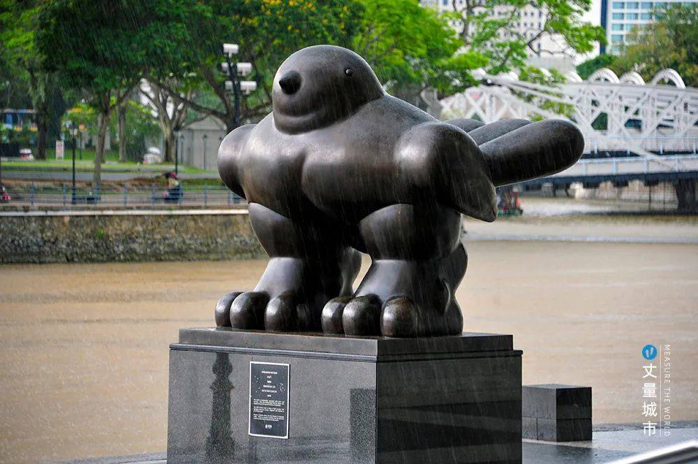 新加坡大华银行大厦前的雕塑——《鸟》