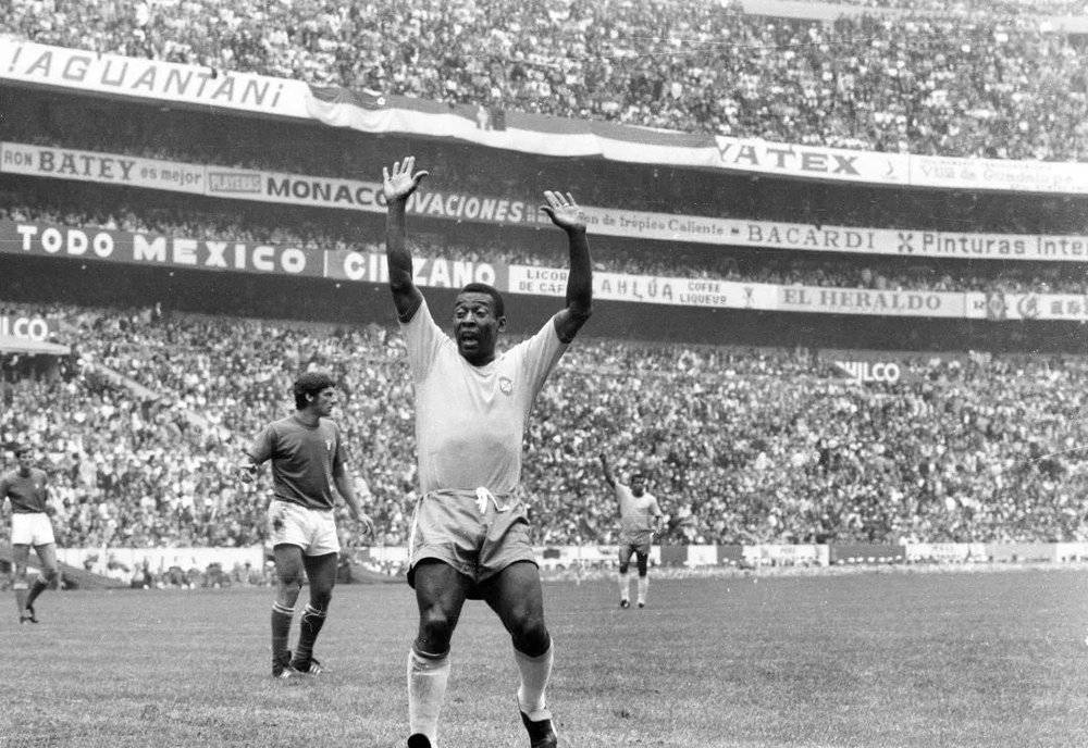 当地时间1970年6月21日，墨西哥城，1970年世界杯决赛，巴西4-1意大利。第18分钟，贝利头球首开记录，这是巴西队在世界杯上的第100粒入球，也是“球王”最后的一粒世界杯入球。图片来源：ICPhoto<br>