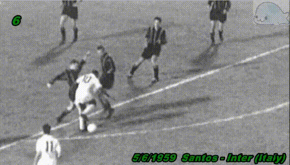 ‍▲1959年，贝利攻破国米球门。