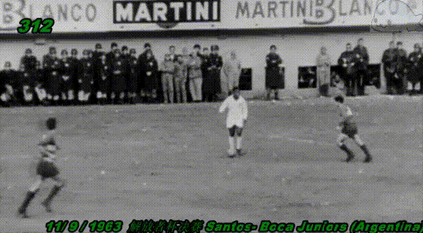 ▲1963年解放者杯决赛第二回合，贝利打入制胜球。<br>