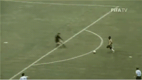 ▲1970年世界杯半决赛， 贝利面对乌拉圭门将的“No Touch”过人。<br>