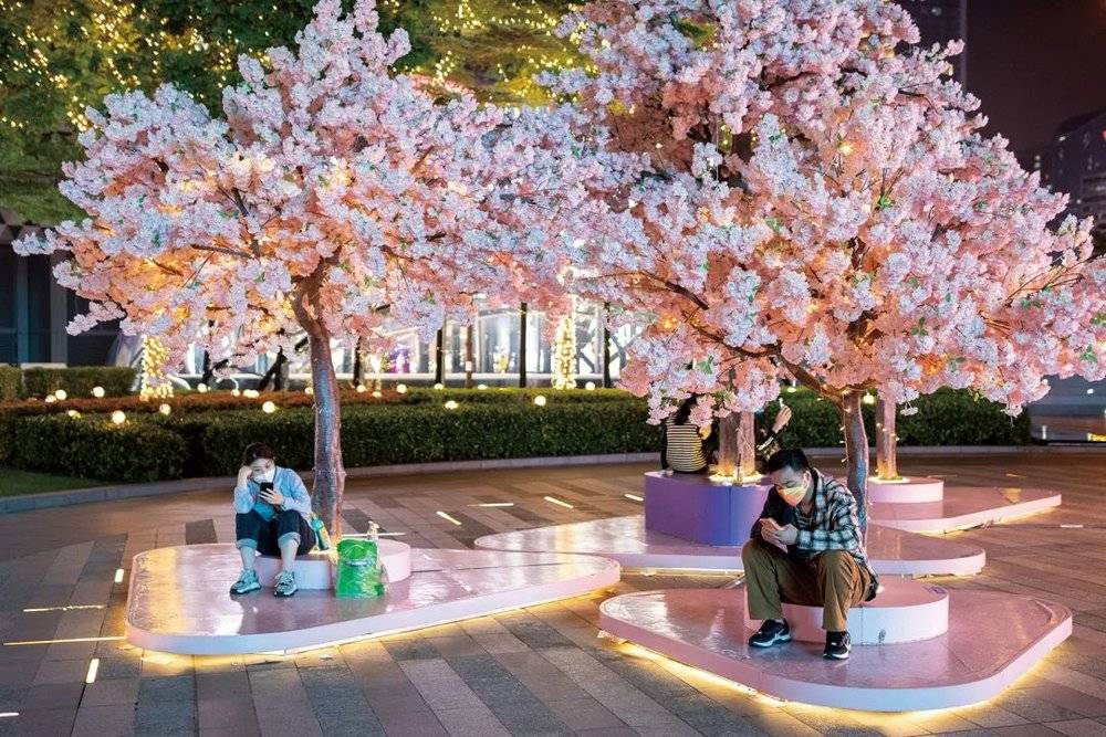 2022年4月20日，广州。在商场外的广场上休闲的人。 图源自高菲