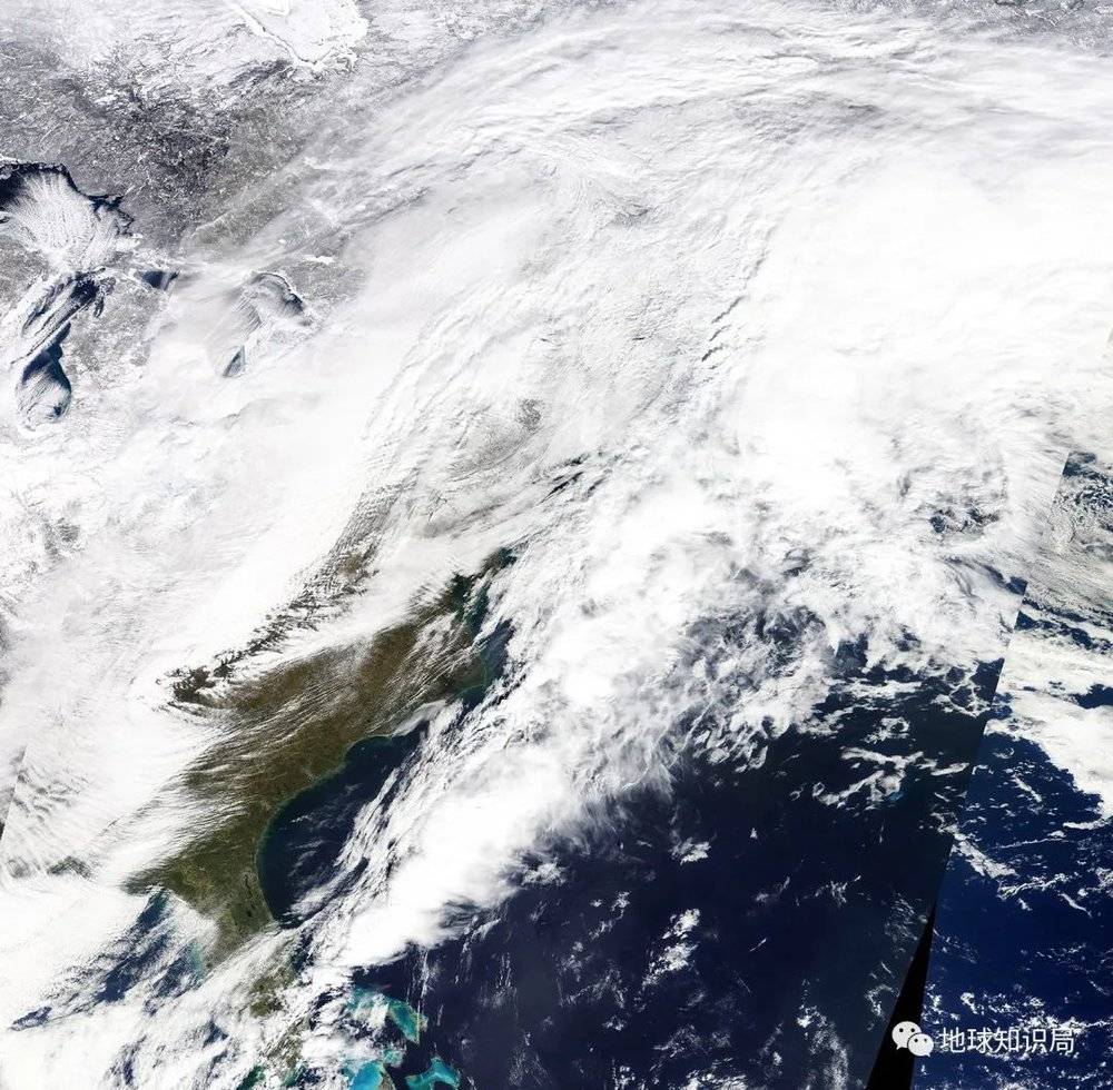 美国东部上空的大型冬季风暴（2021年2月16日卫星图 图：NASA）