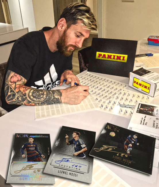 梅西正在握着施德楼318F记号笔为Panini公司签字，前面的三张卡他签在卡上，后面的他签在了贴纸上。