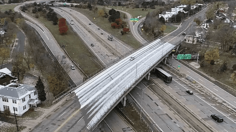 2019年11月7日美国密歇根州的立交桥结冰，而旁边的道路没事。（图片来源：Isaac Scharrer）<br>