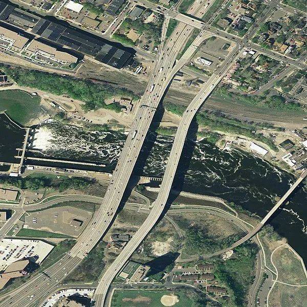 I-35W密西西比河大桥（图片来源：wikipedia）<br>