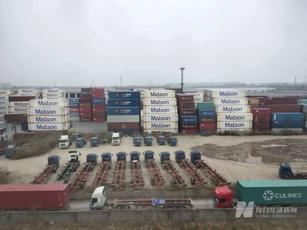 港城路一堆场货柜堆至6～7层，图片来源：每经记者 张韵 摄