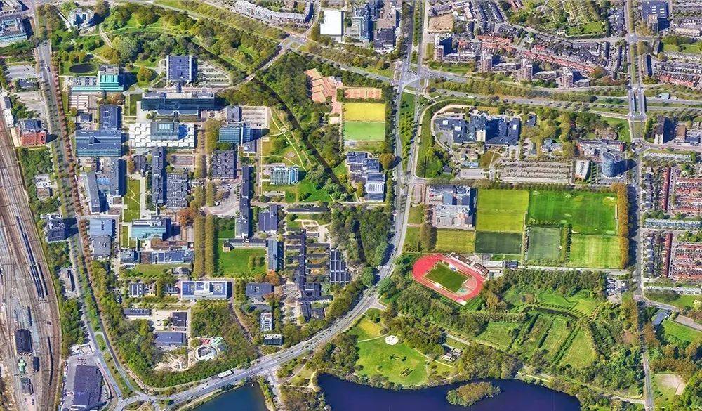 位于绿楔内的埃因霍温理工大学，打造出多元化的绿色空间，使校园建筑群融入绿楔