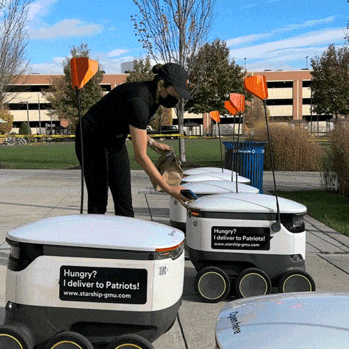 上门送餐：由Starship制造的机器人每天在乔治梅森大学运送数百份餐品。一名餐厅工作人员将食物装入机器人的货舱并将其送往目的地。 图源：巴伦周刊