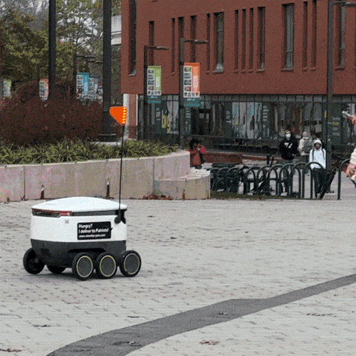 机器人和人类有时会互相挡住去路。 图源：巴伦周刊