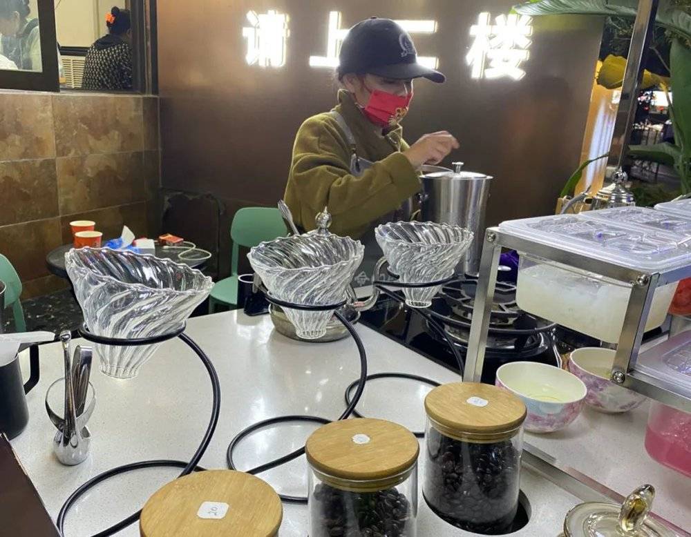文阿姨的手磨咖啡推车已经营了近十年  时代周报记者 王晨婷/摄