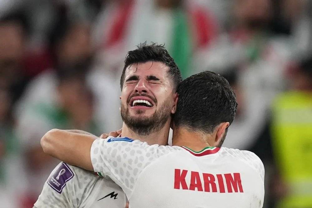 美伊大战，伊朗球员埃扎托拉希（左）在赛后痛哭<br>
