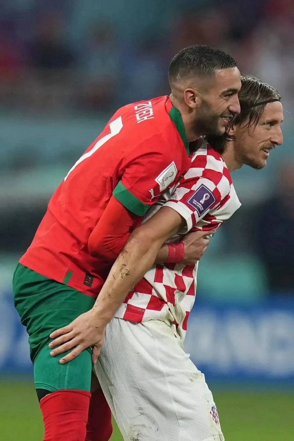季军争夺战，摩洛哥队球员齐耶赫（左）与克罗地亚队球员莫德里奇（右）在比赛间隙相互拥抱<br>