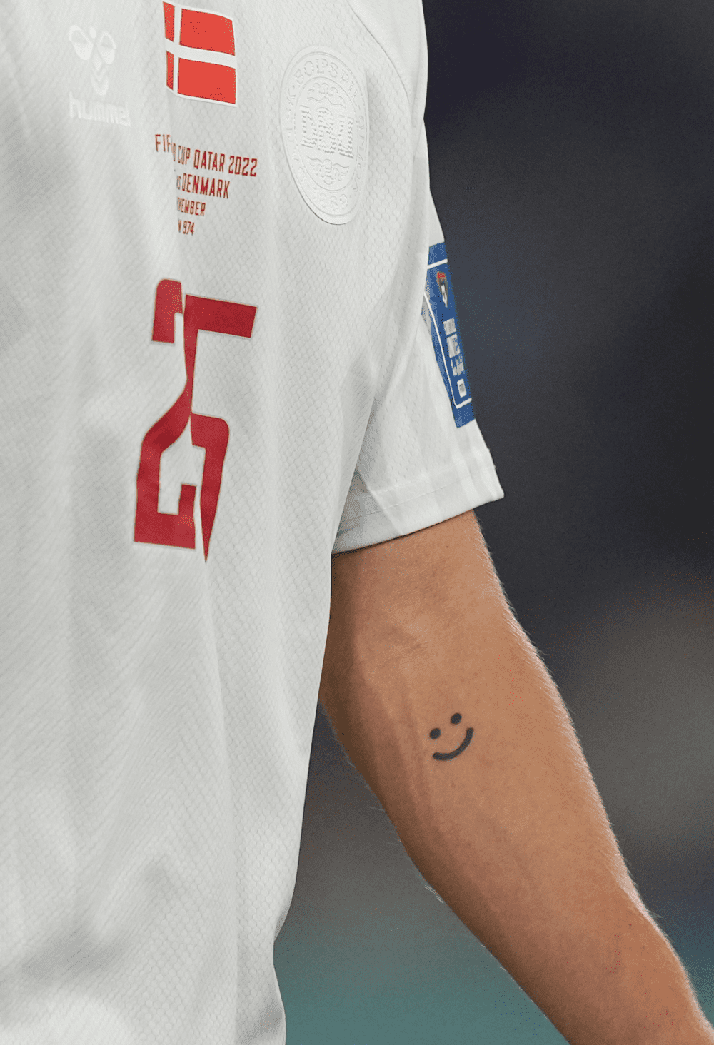 丹麦球员林德斯特伦手臂上的微笑纹身<br label=图片备注 class=text-img-note>