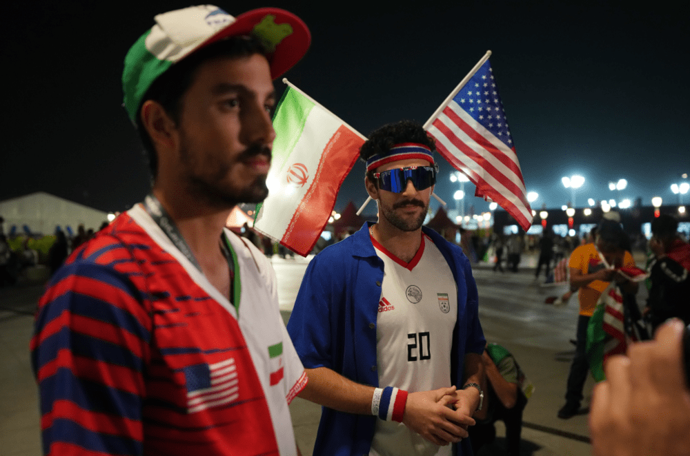 两名伊朗裔美国籍球迷在美伊大战前接受采访<br label=图片备注 class=text-img-note>