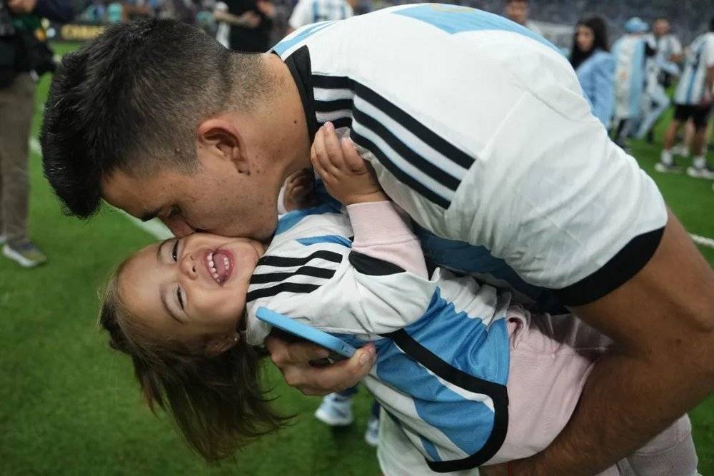 阿根廷球员阿库尼亚在决赛后亲吻女儿<br>