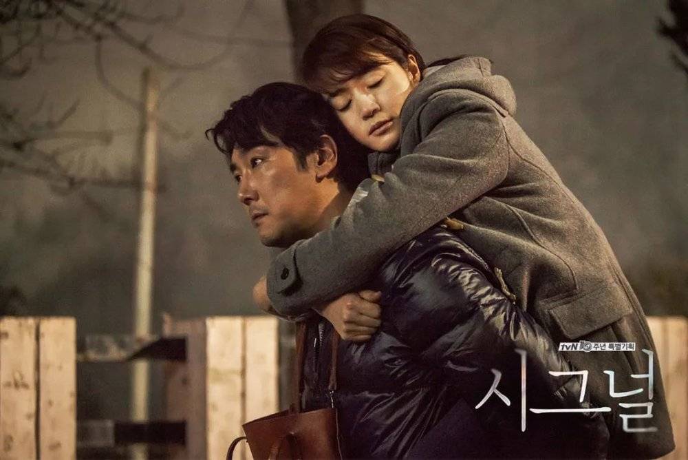 韩剧《信号》根据真实案件改编，融合“穿越”和“刑侦”题材，是悬疑剧中的经典。/《信号》剧照
