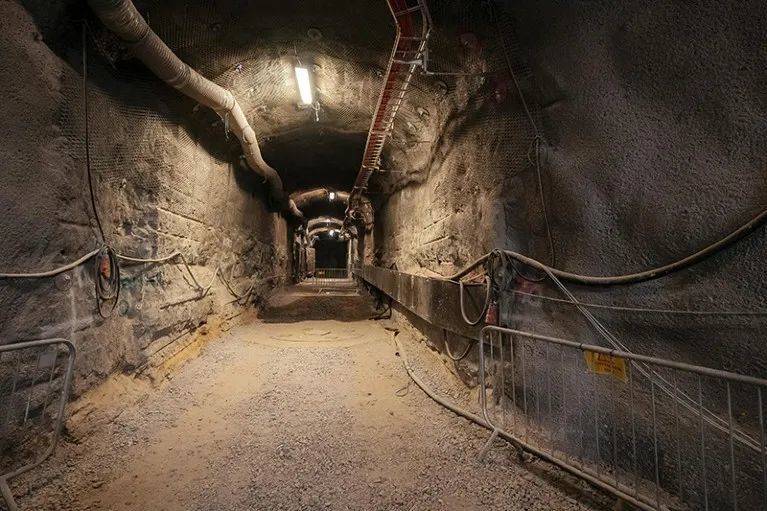 芬兰奥尔基卢奥托岛的地下核废料储存设施。图为该设施内的一条隧道。来源：Antti Yrjonen/ZUMA Wire<br>
