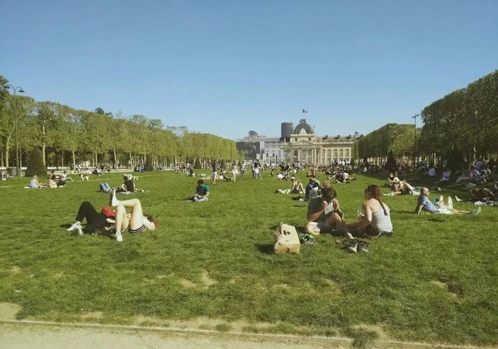 巴黎宽敞的绿地为所有年龄层的游客和居民提供了亲近自然的场所。（摄影/朱欣桐）<br>