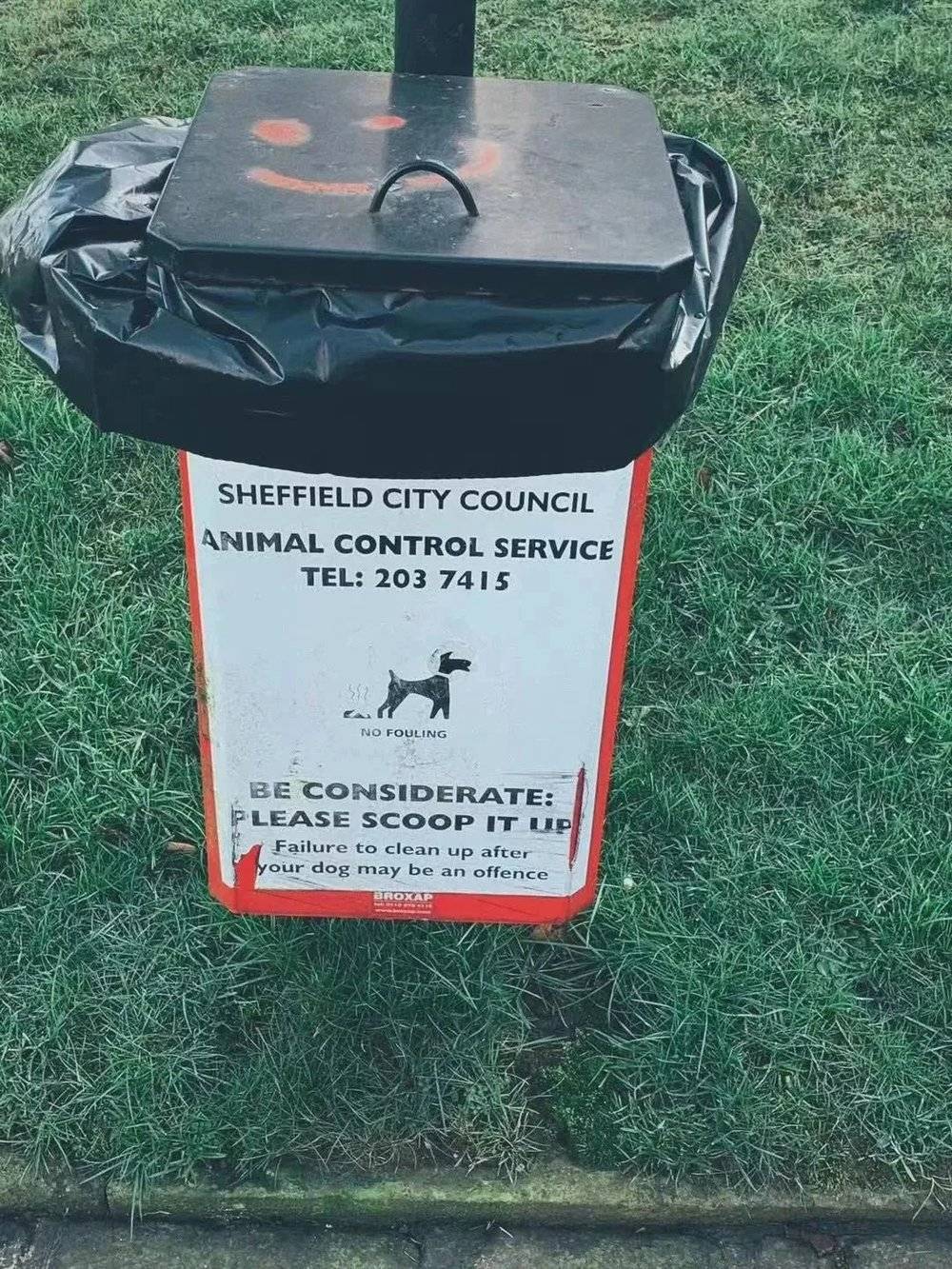 英国谢菲尔德的公园内为狗排泄物设置了专门的垃圾桶。（摄影/朱欣桐）<br>