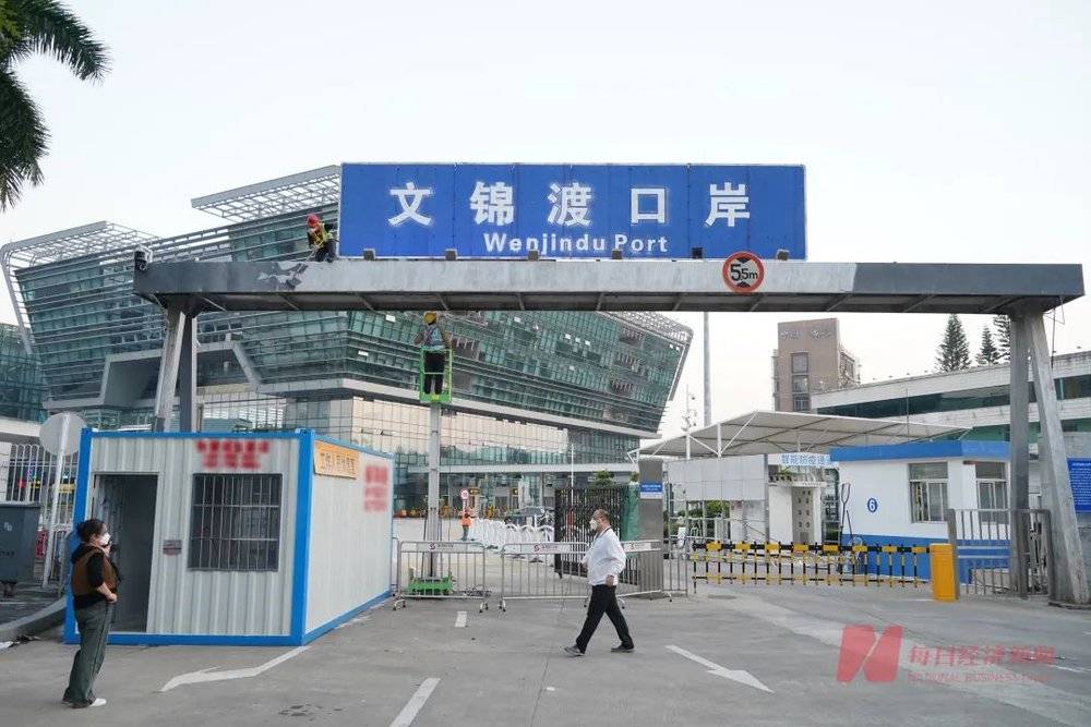 文锦渡口岸工作人员正在粉刷大门入口 图片来源：每经记者 孔泽思 摄