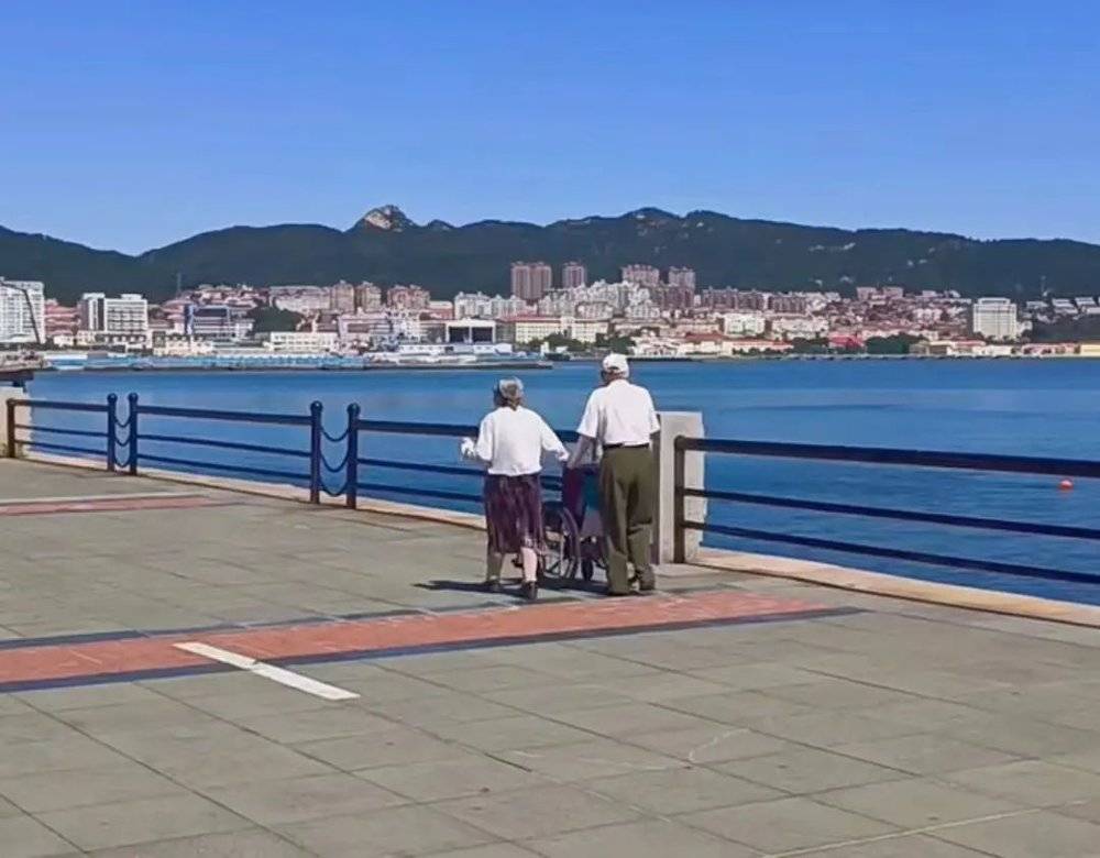 当地老人在海边漫步 图源：慢慢<br>