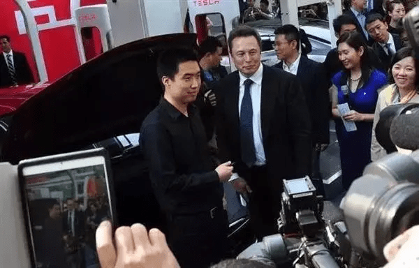 左边穿黑色衬衫的男人，便是理想汽车创始人、董事长兼CEO 李想<br>