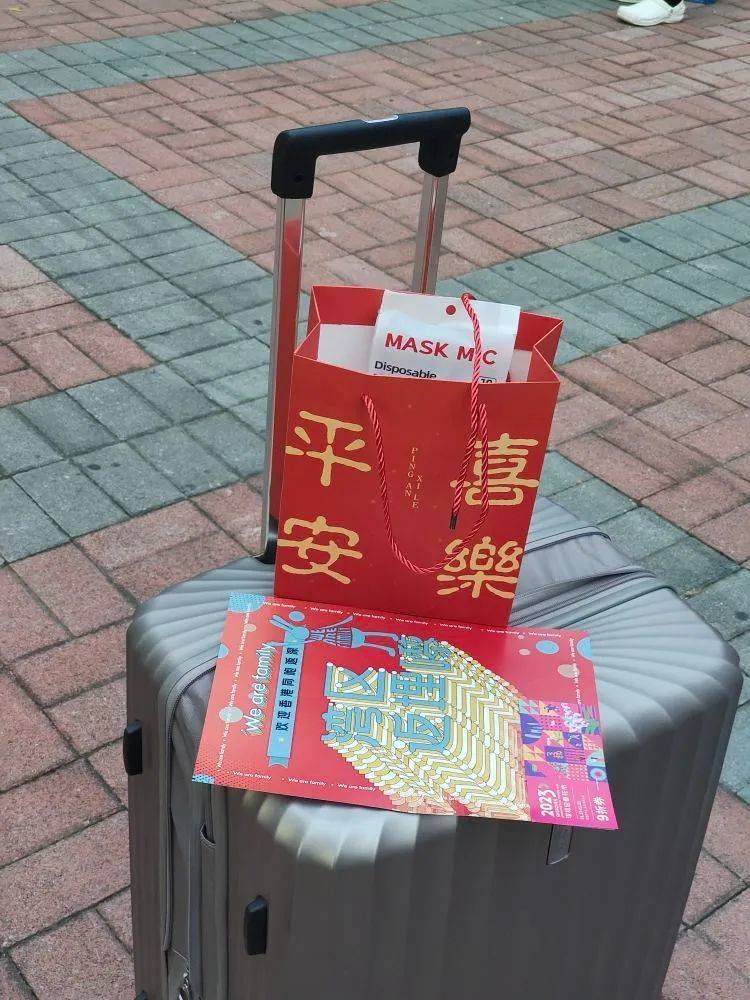 福田口岸赠送的福袋，不仅代表了对入境旅客健康的关切，也饱含了满满的祝福