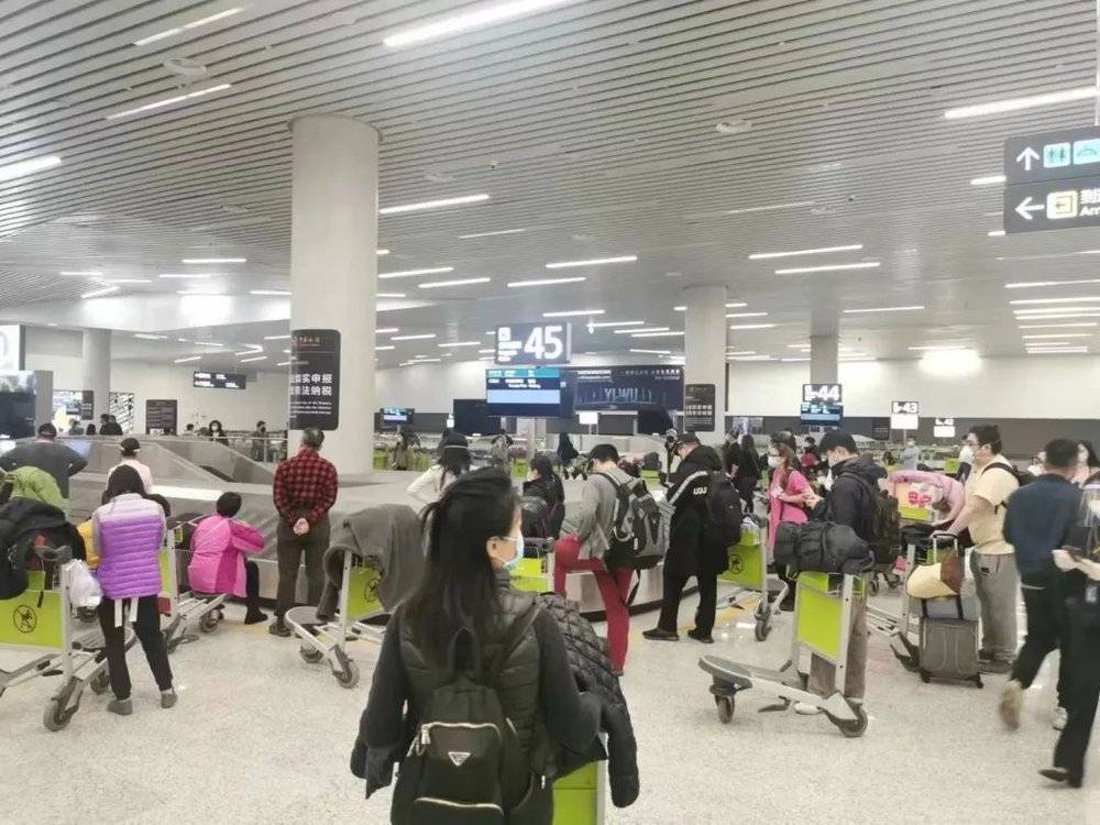 ▲ 新政后首班入境的国际航班CZ312旅客取行李
