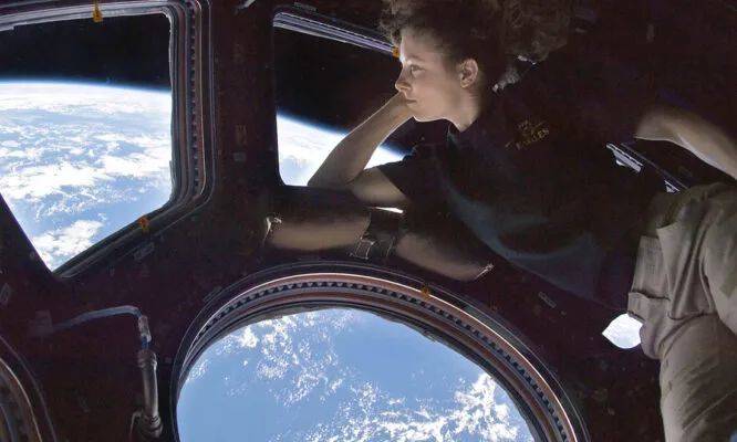 宇航员特蕾西·考德威尔·戴森（Tracy Caldwell Dyson）在国际空间站俯瞰地球。© Particle Scitech