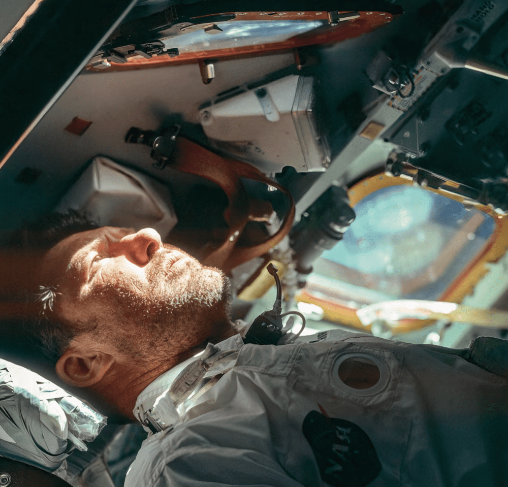 1968年10月，“阿波罗7号”任务期间，宇航员沃尔特·施艾拉（Walter Schirra）凝视宇宙。© NASA