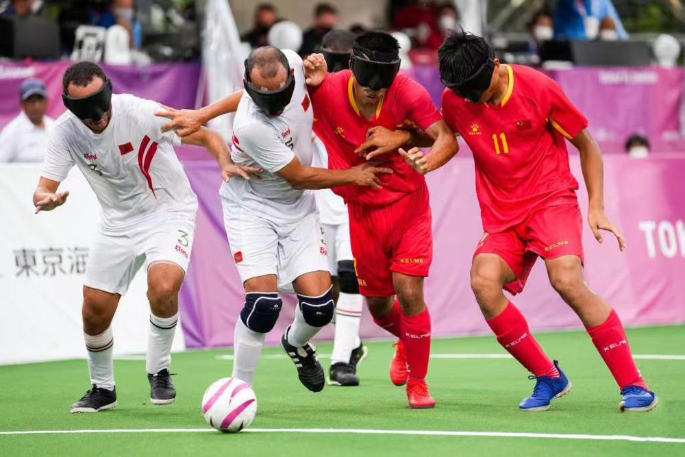 东京残奥会，中国盲足队队员在球场上（来源：新华社）‍‍‍‍‍‍‍‍‍<br>