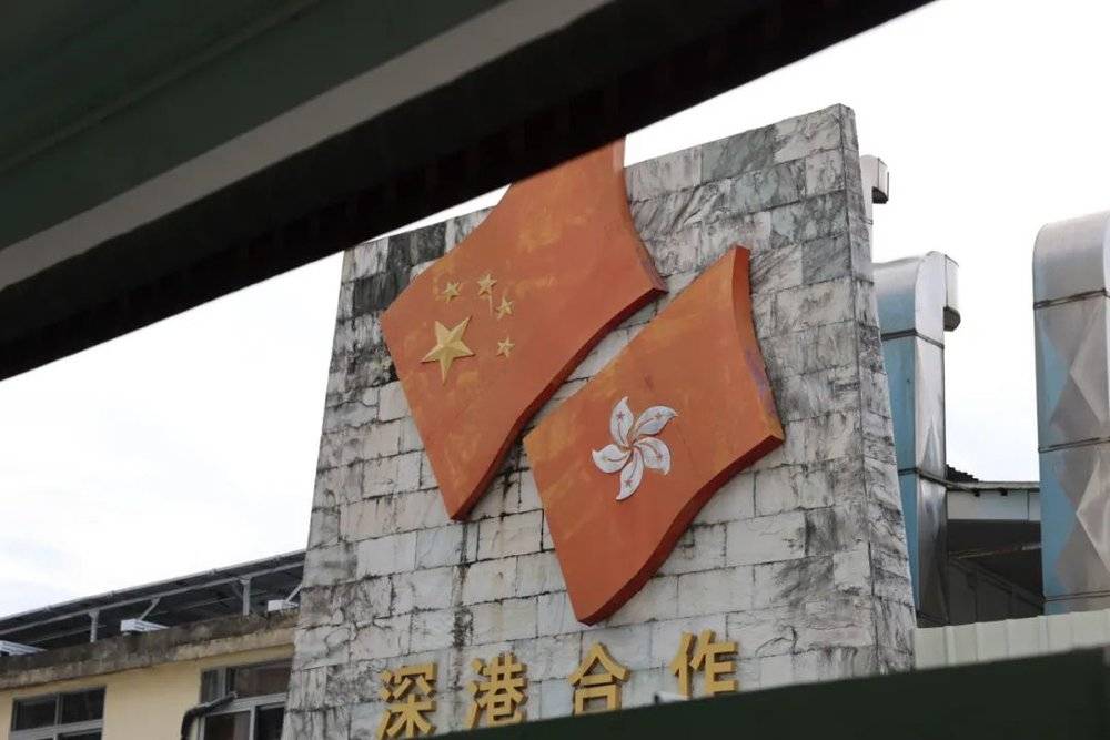 1月7日，深圳沙头角，另一边是香港。刘先生趁着周末来打卡。目前，中英街只开放了深圳一边，他表示更期待通关后广阔的空间。<br>