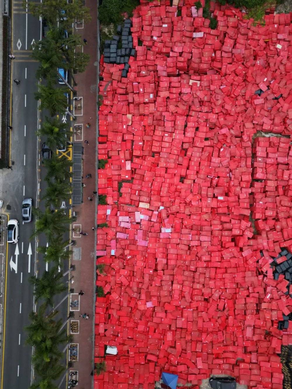 旅检大楼隔壁的空地上堆满了红色的水马。这些“退休”下来的方块，在等车接走。关于疫情的记忆，终于要告一段落了。<br>