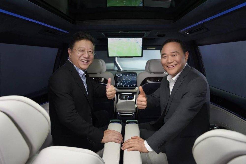 吉利控股集团董事长李书福和网易CEO丁磊在极氪009上看世界杯