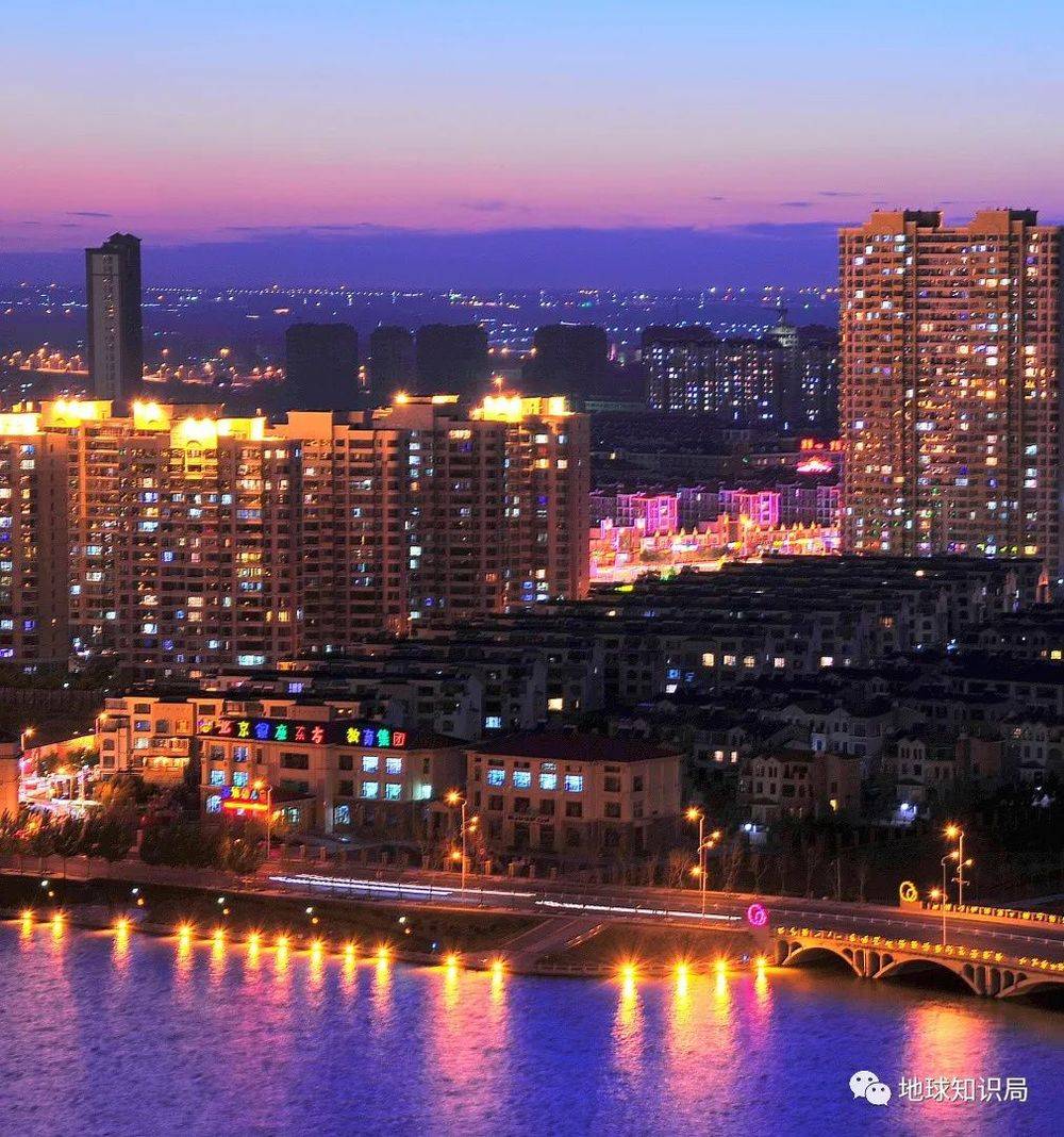 拥有常住人口约278万的大庆，已经是黑龙江人口减少幅度最小的城市了（大庆市夜景，图：图虫）
