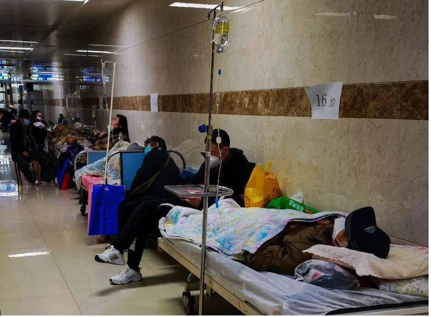 不少医院将病床摆到了走廊。摄影：林樾<br>