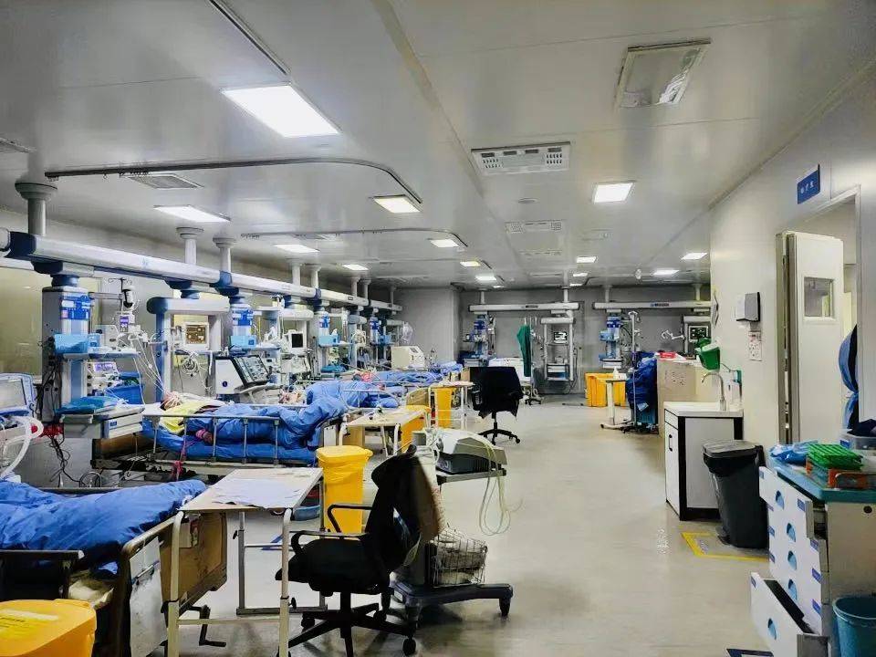 淮南朝阳医院满床的重症监护室。（习翔宇摄，下同）<br>