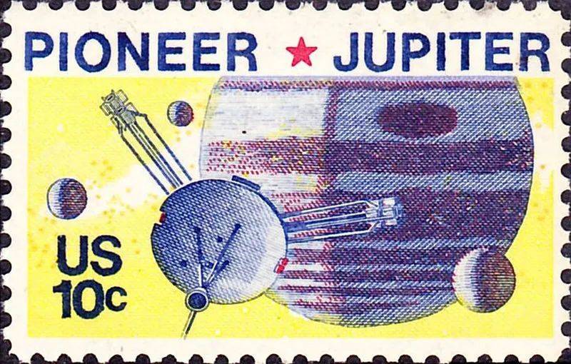 1975年被发行的先驱者10号的邮票。图片来源：US Post Office; Hi-res scan of postage stamp by Gwillhickers<br>